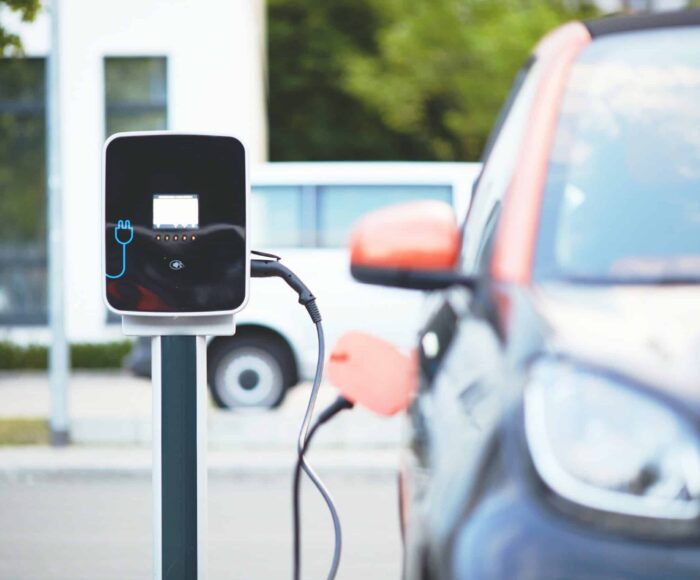 electric-car-4381728 Ynergie signataire de charte coup de pouce Véhicule Particulier Electrique
