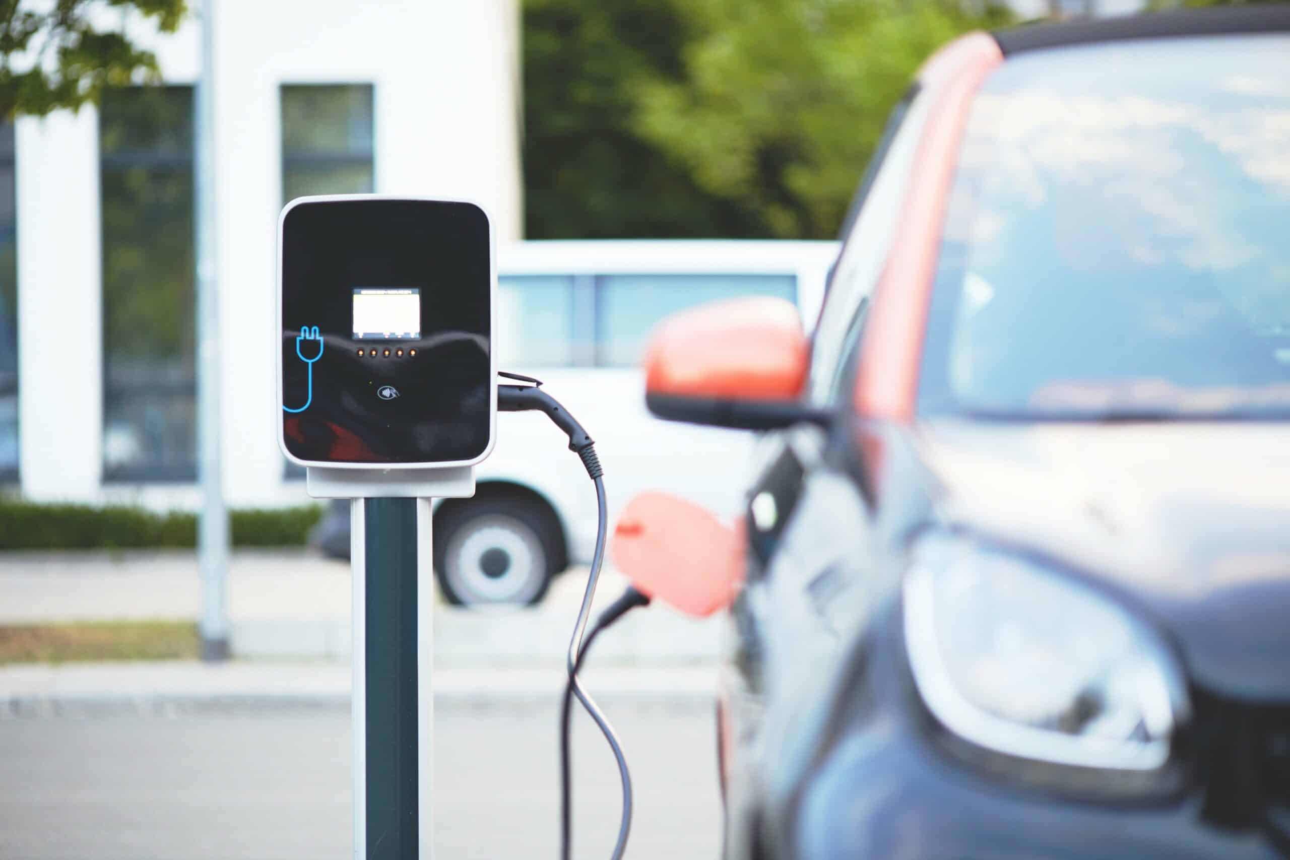 Ynergie signataire de charte coup de pouce Véhicule Particulier Electrique